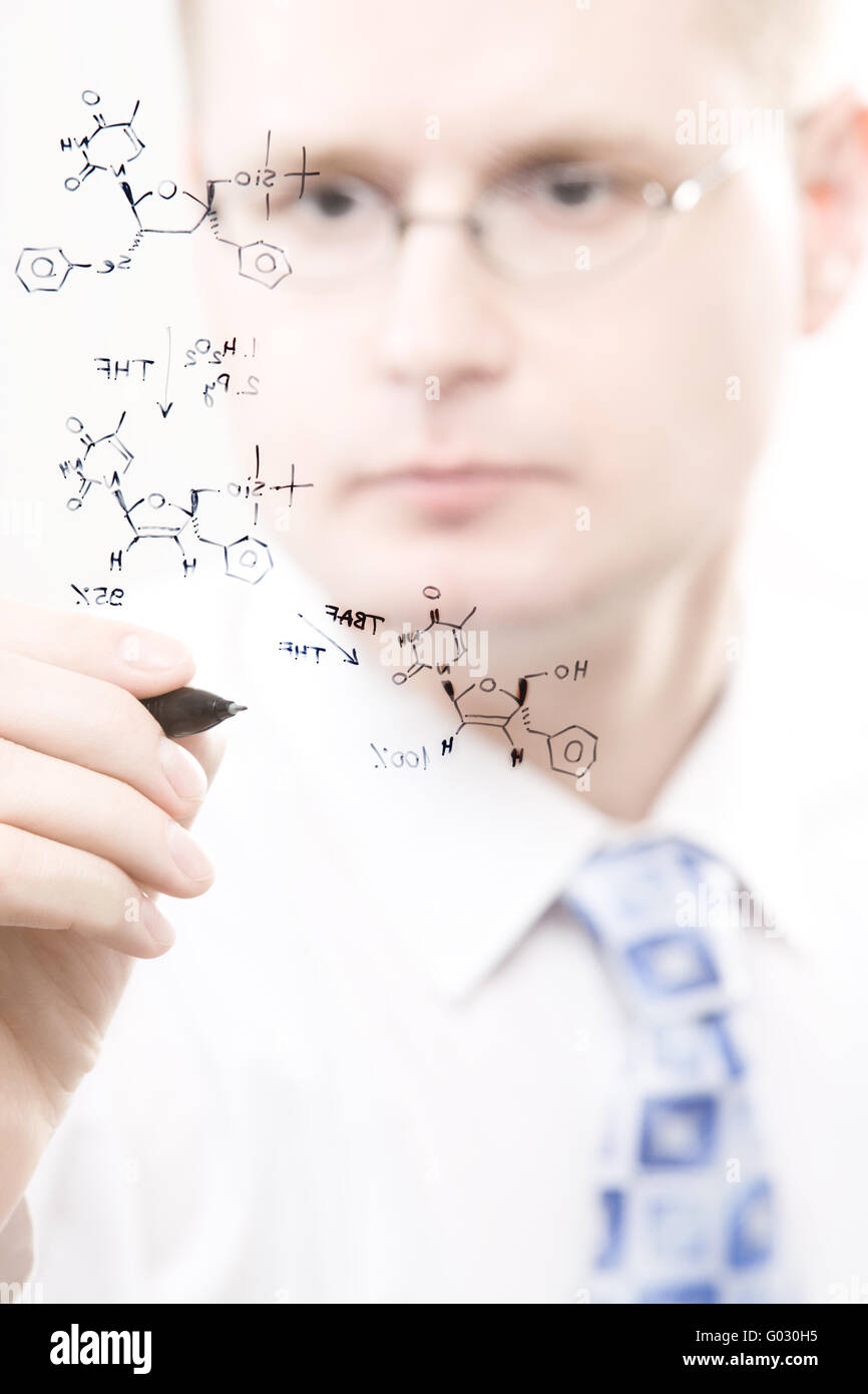 Jeune chimiste chimie organique de l'écriture de l'équation de réaction Banque D'Images