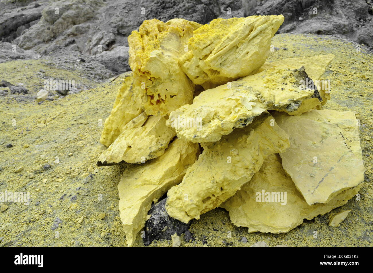 Pierres de soufre jaune à côté d'un paysage volcanique Banque D'Images