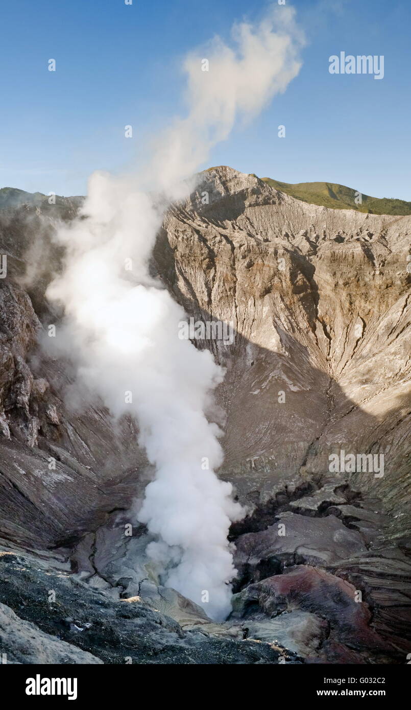 Fumeurs détail dans le cratère du volcan indonésien Bromo Banque D'Images