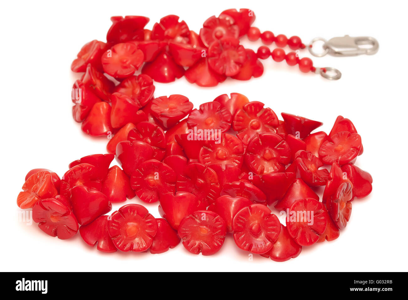 Perles de corail rouge isolé sur fond blanc Banque D'Images