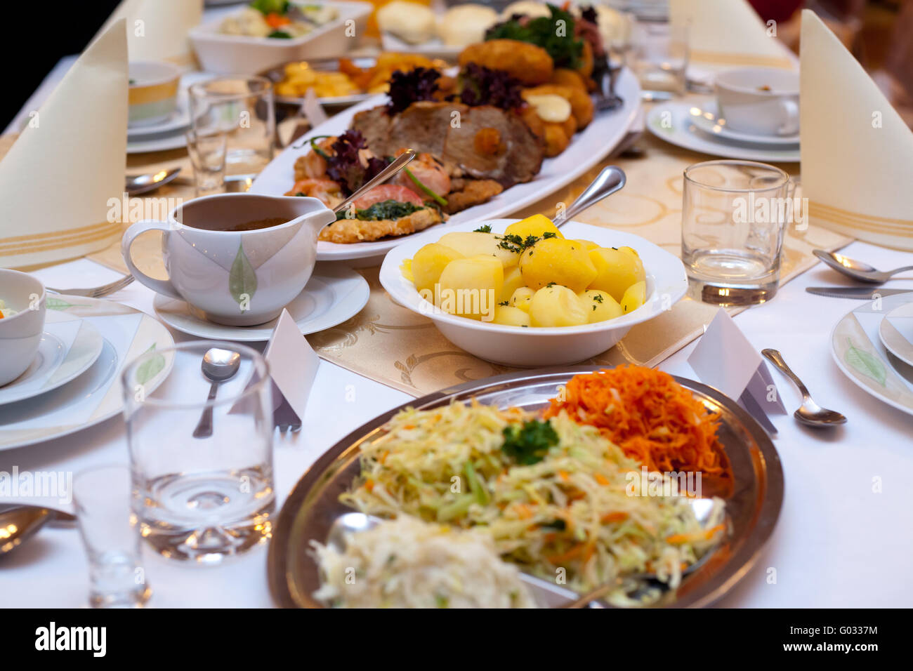 Différents aliments appétissants de table au weddin Banque D'Images