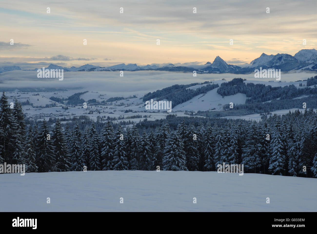 Vue panoramique sur les Alpes enneigées en hiver Banque D'Images