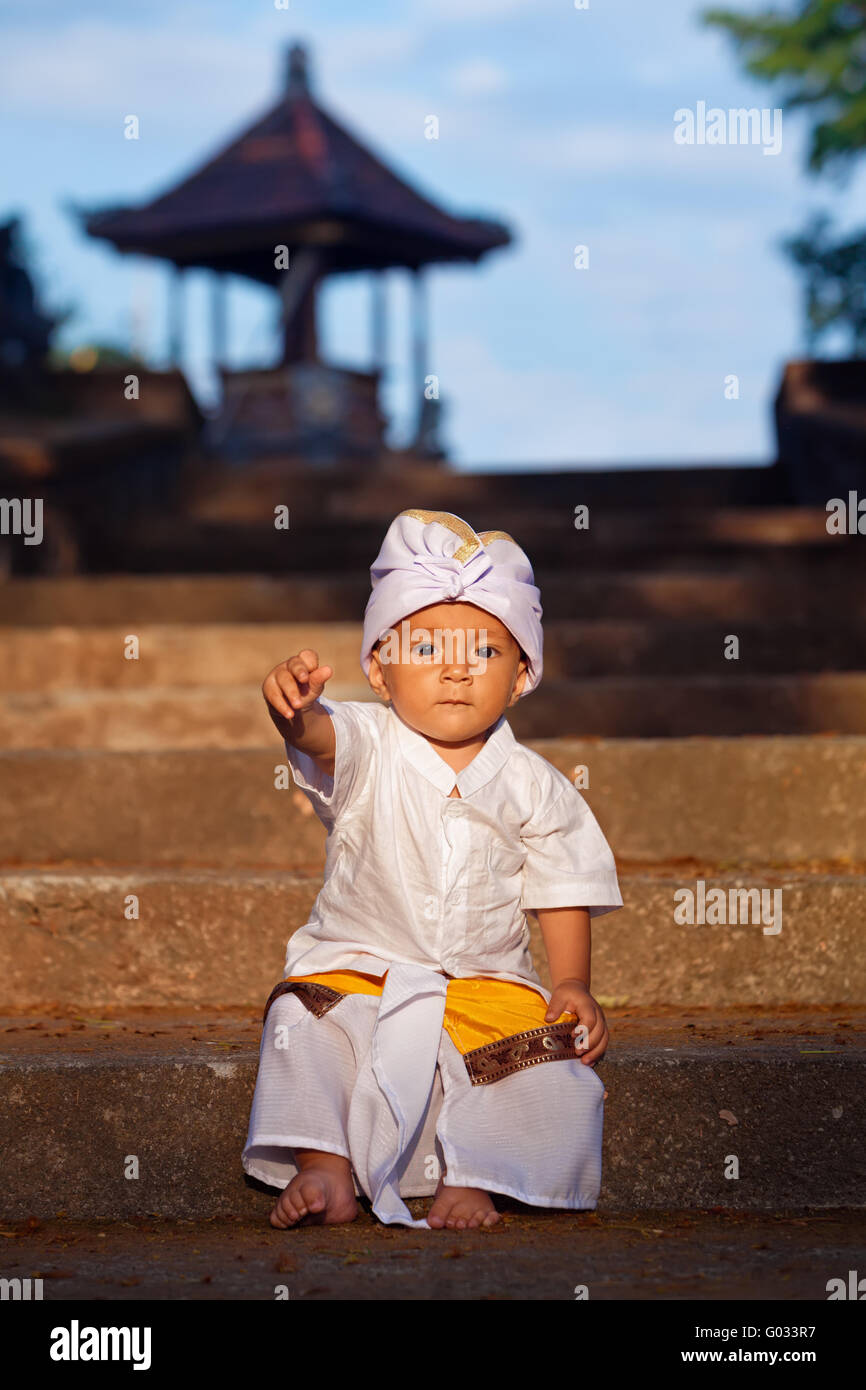 Bali. Portrait de bébé garçon balinais avec visage souriant en costume  traditionnel Sarong s'asseoir dans un temple hindou à la cérémonie  religieuse Photo Stock - Alamy