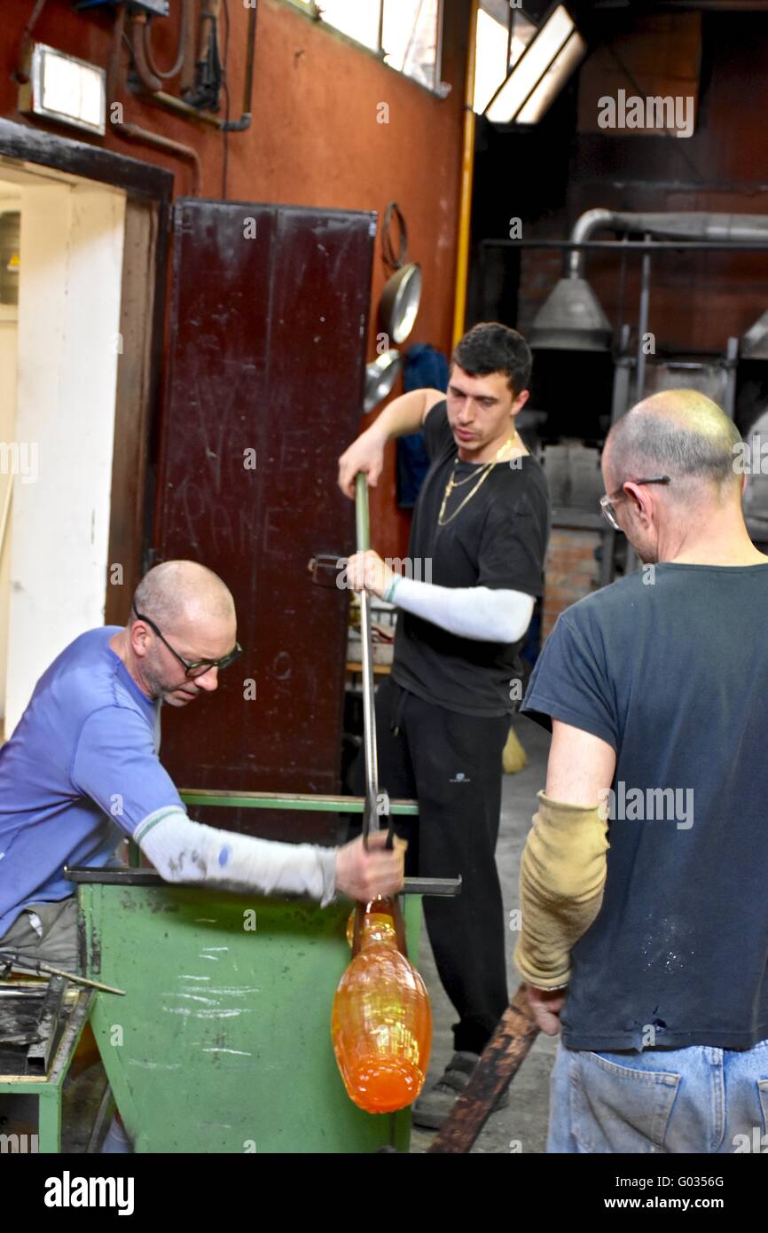 Souffleurs de verre la fabrication du verre à l'usine de verre de Murano, italie Banque D'Images