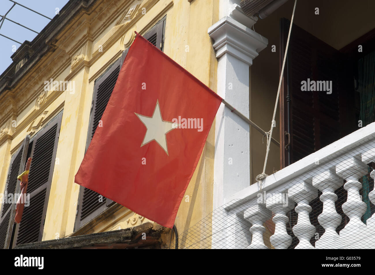 Drapeau vietnamien sur une vieille maison du vieux centre ville de Hoi An, Vietnam Banque D'Images