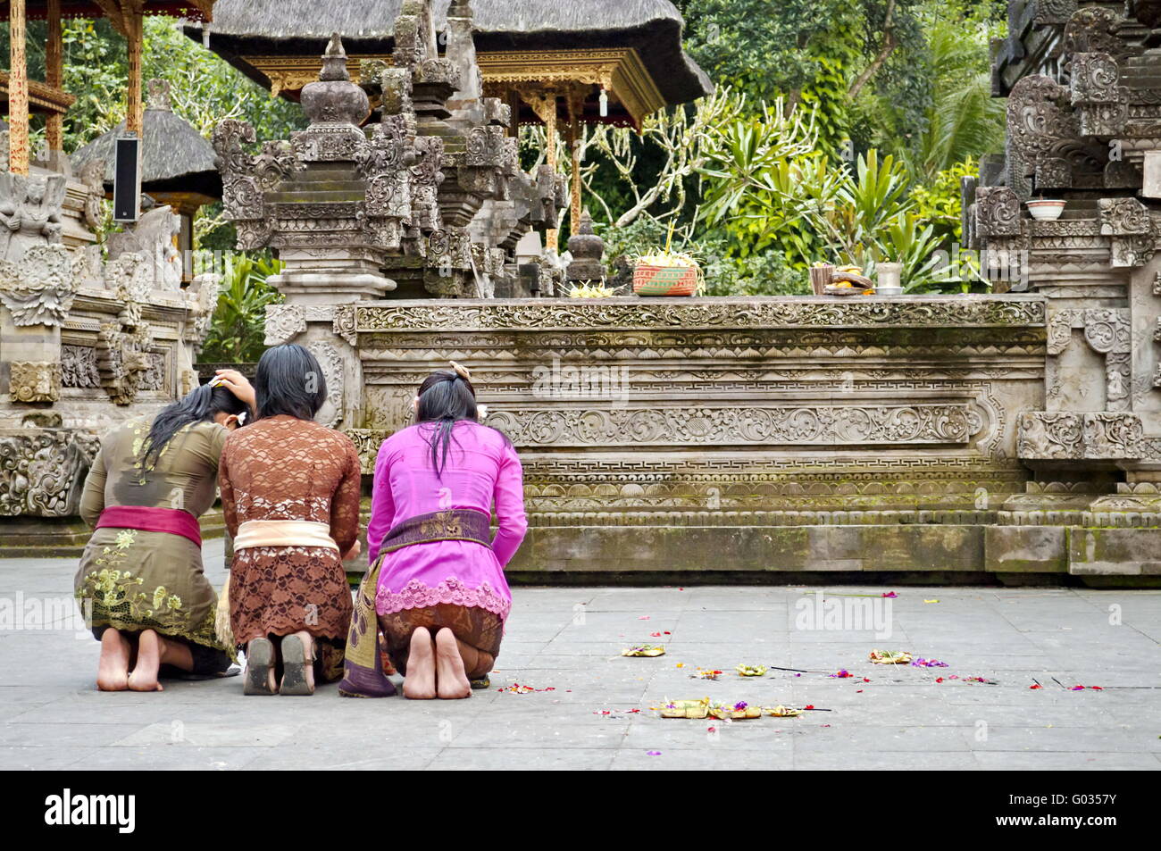 Femme indonésienne priant un temple hindou des t Banque D'Images