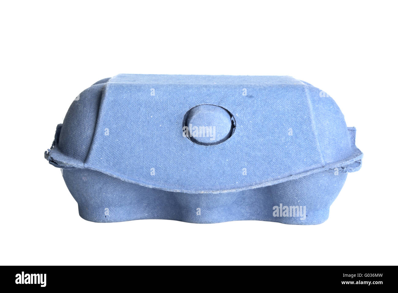 À partir de la boîte de carton pour recyclage 6 oeufs isolé sur fond blanc Banque D'Images