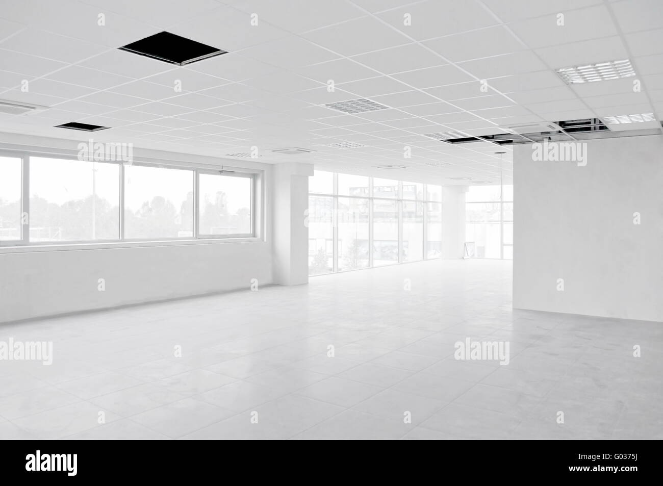 Intérieur lumineux vide bureau blanc en construction sans meubles à l'intérieur Banque D'Images
