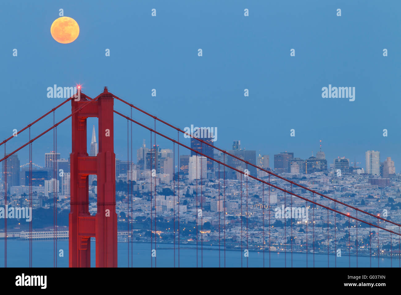 Pleine lune sur le Golden Gate Bridge Banque D'Images