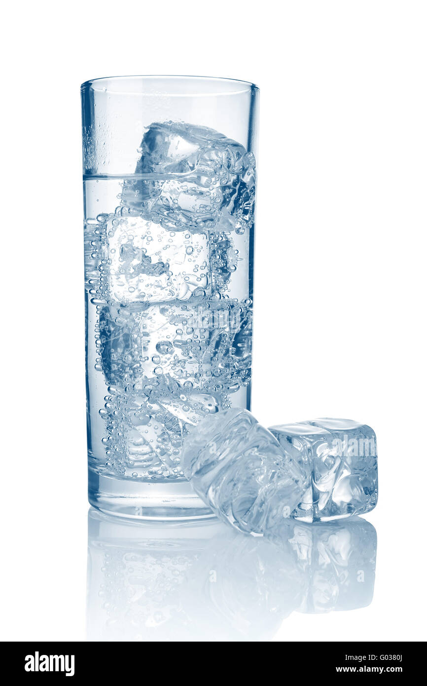 Grand verre d'eau gazeuse fraîche frais isolé avec de la glace Photo Stock  - Alamy