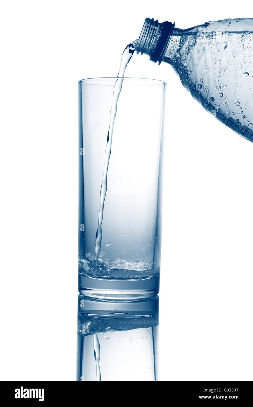 Verser de l'eau froide fraîche dans un verre isolé Banque D'Images