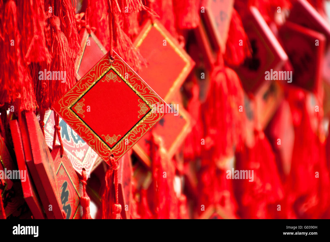 Prière de papier vierge tiens tag in Chinese Temple Banque D'Images
