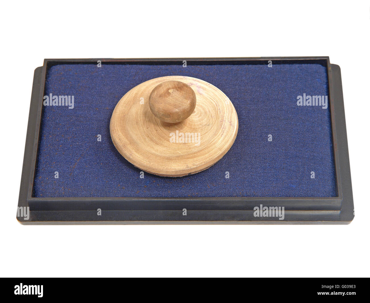 Appuyez sur rond en bois ancien et bleu tampon encreur. Banque D'Images