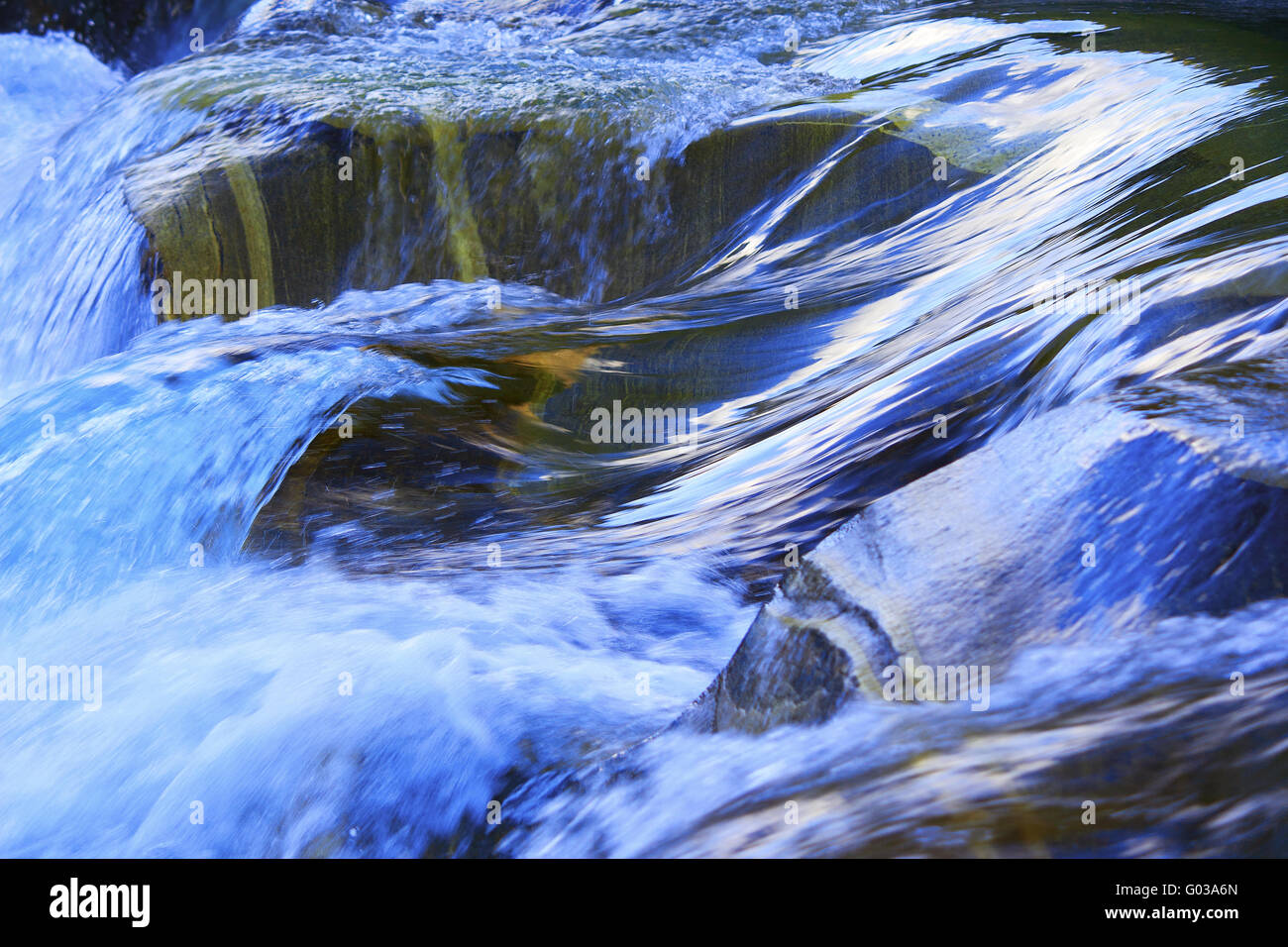 L'eau blanche, rivière Verzasca, Tessin, Suisse Banque D'Images