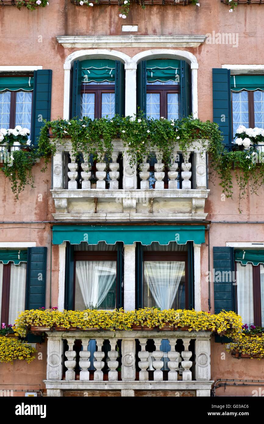 Beau balcon avec de jolies fleurs. Banque D'Images