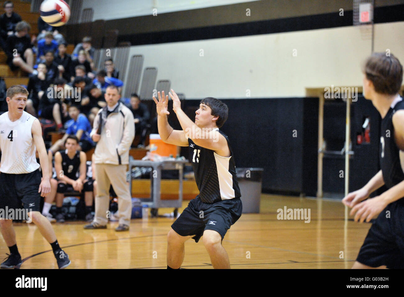 Dvd prépare à retourner un adversaire pour commencer à servir une volée pendant un match de volley-ball de l'école secondaire. USA. Banque D'Images