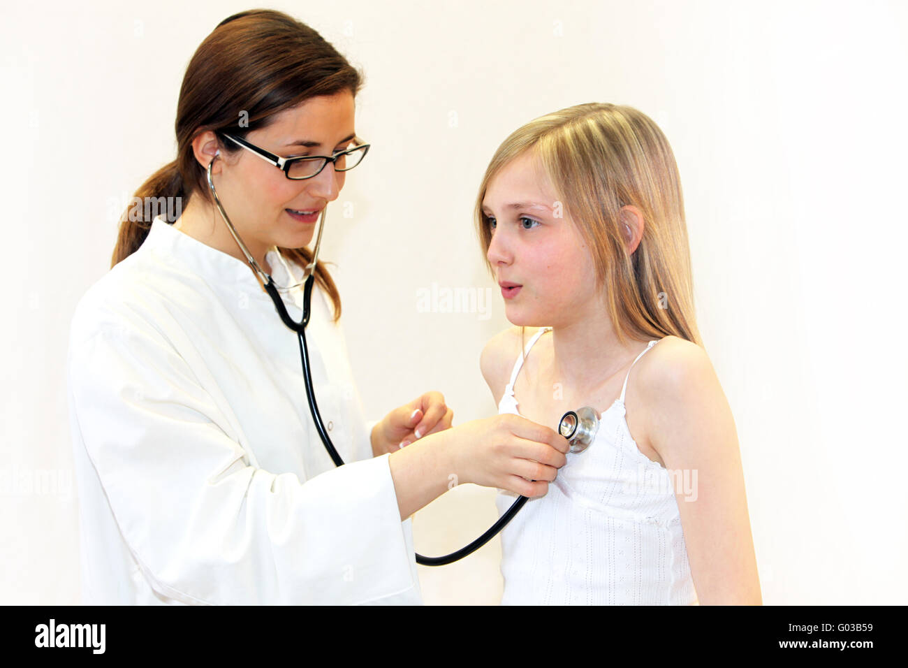 Une infirmière ou un médecin examine un enfant avec stéthoscope Banque D'Images