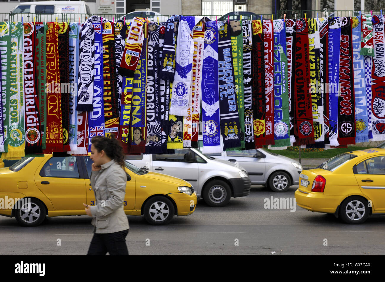Les écharpes de clubs de football à vendre à Istanbul Banque D'Images