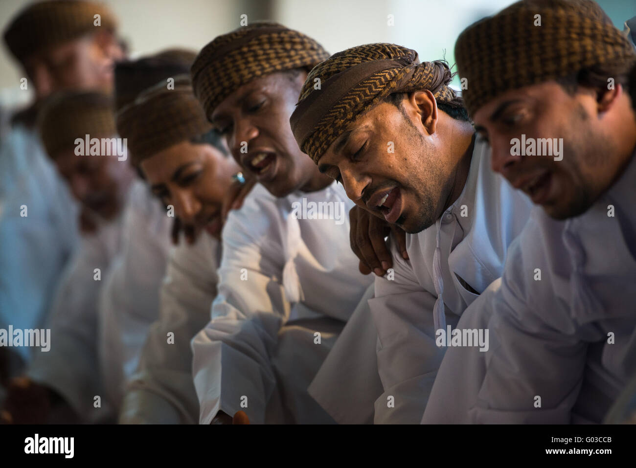 Les hommes effectuant un rituel lors d'un festival à l'extérieur de Muscat, Oman. Banque D'Images