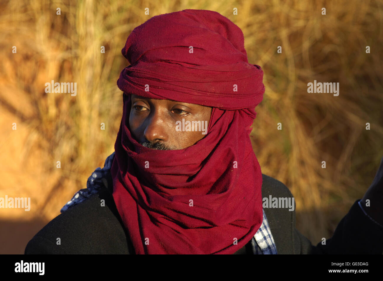 Homme touareg avec un chech rouge, désert du Sahara, la Libye Banque D'Images