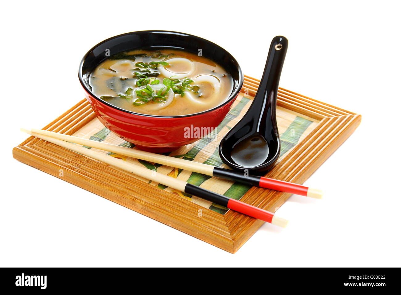 La soupe miso avec de l'oignon vert sur fond blanc. Banque D'Images