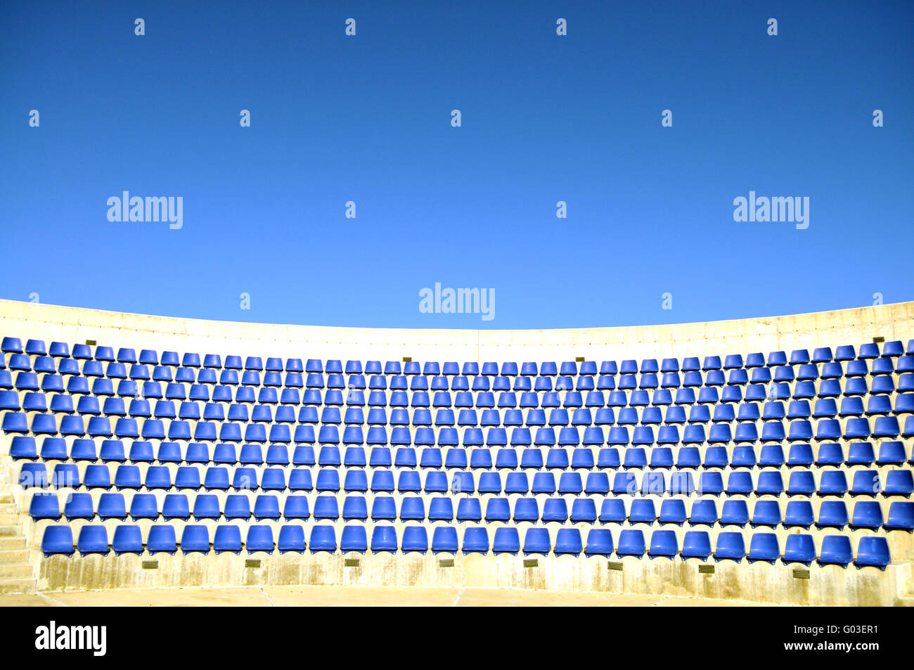 Sièges bleu ciel clair et dans un stade en plein air Banque D'Images