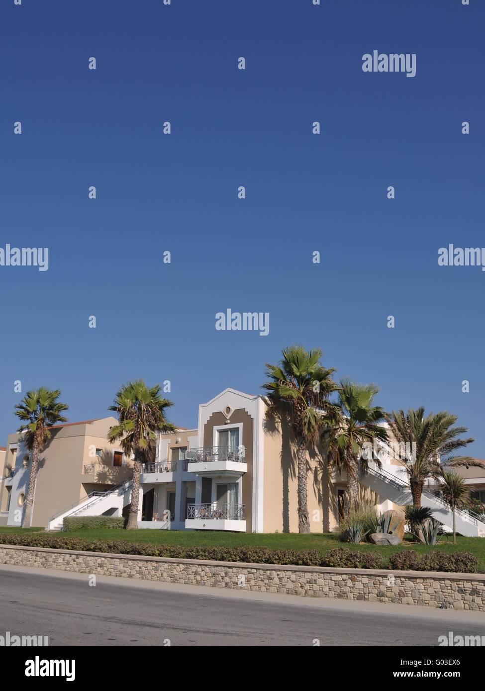 Hôtel Villa magnifique avec des palmiers en Grèce (sur la mer) Banque D'Images