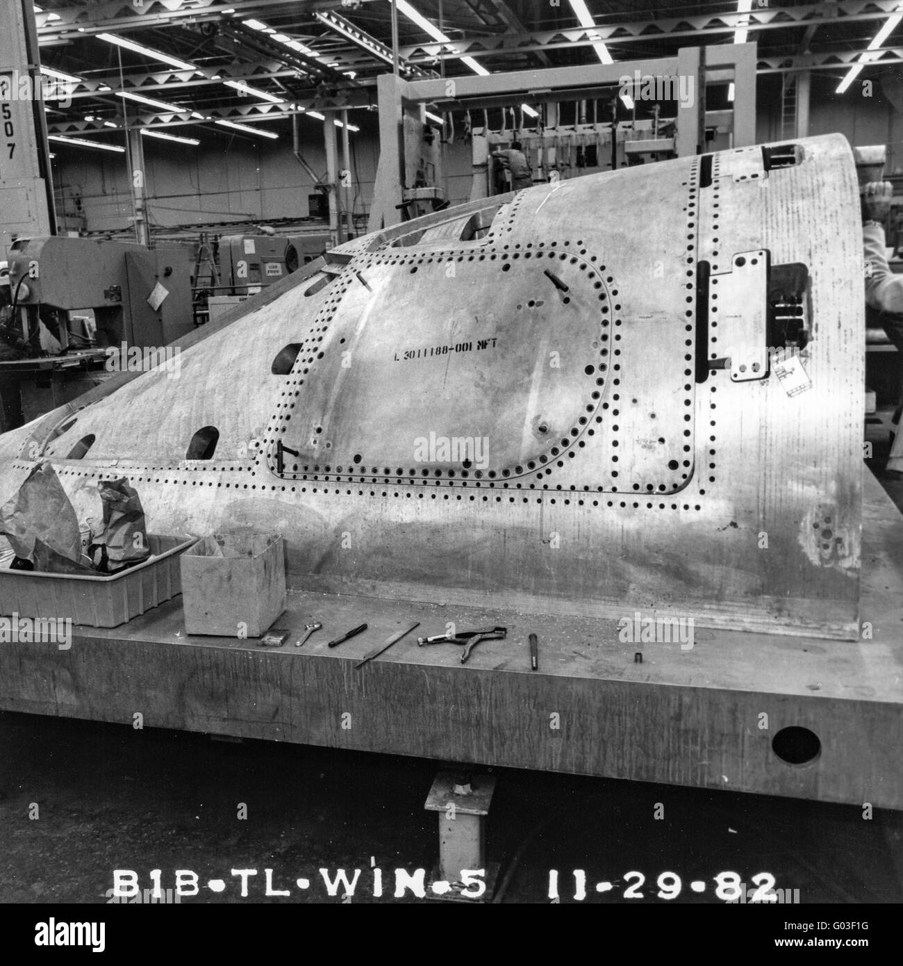 Les travailleurs de Rockwell International Construction d'outillage utilisé pour la construction de la B1B Bomber en 1982. Banque D'Images