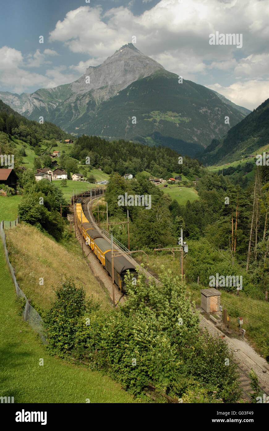 Train de marchandises traversant les Alpes en Suisse Banque D'Images