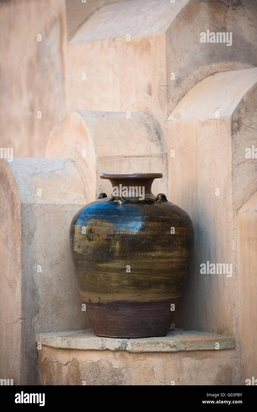 Pot en argile à l'intérieur de Fort de Bahla, Oman. Banque D'Images