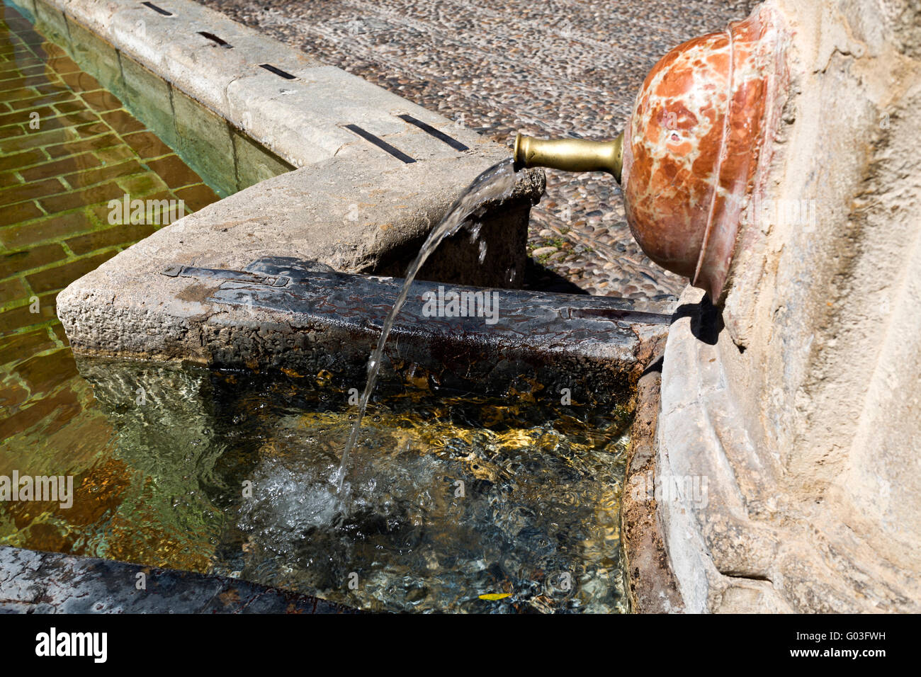 Fontaine à eau dans la cour des orangers de la Grande Mosquée de Cordoue, Espagne Banque D'Images