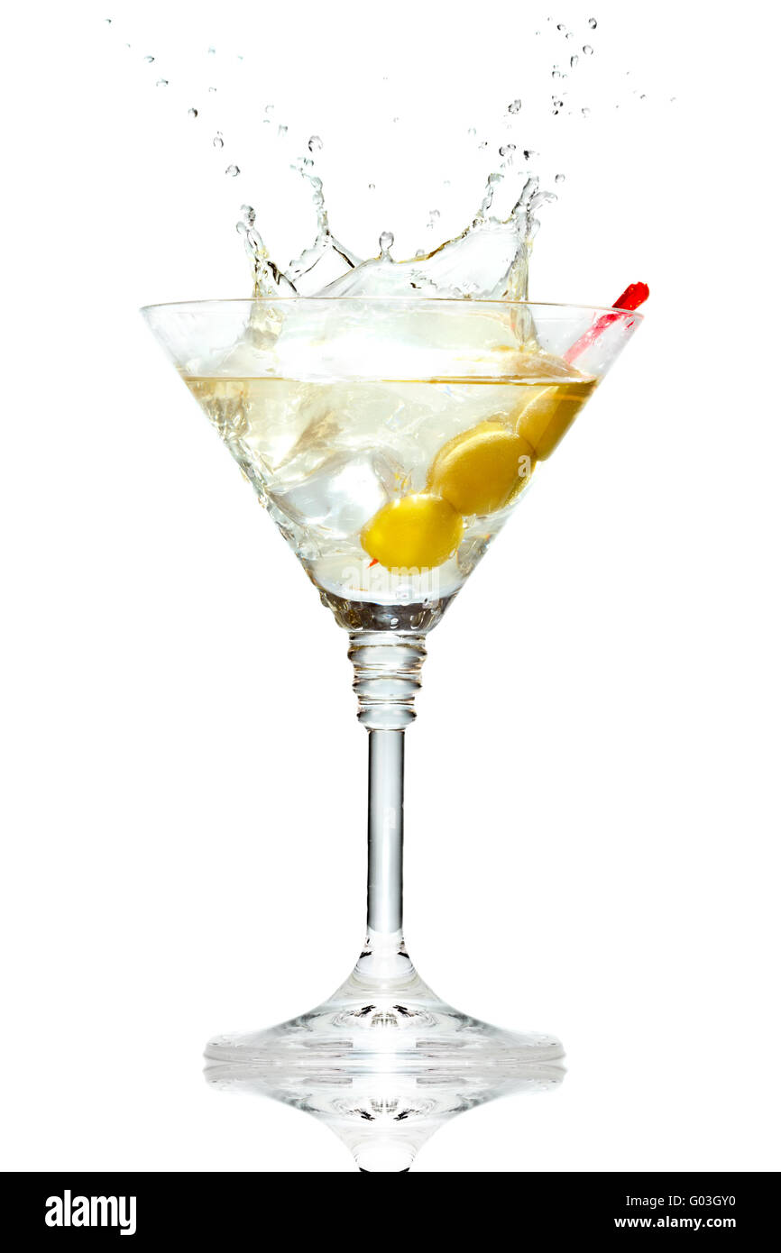Éclaboussures d'olive sur verre à martini isolated on white Banque D'Images