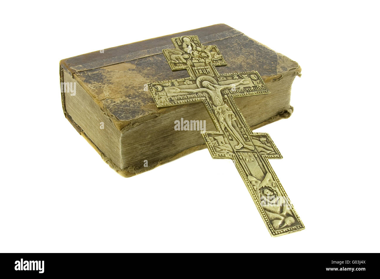 Très vieux vintage bible et grand croix de l'église proche isolé sur fond blanc Banque D'Images