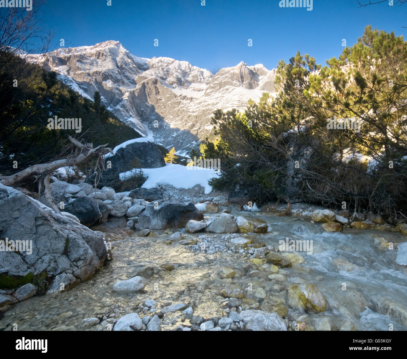 Un ruisseau de montagne, de beaux paysages en hiver Banque D'Images