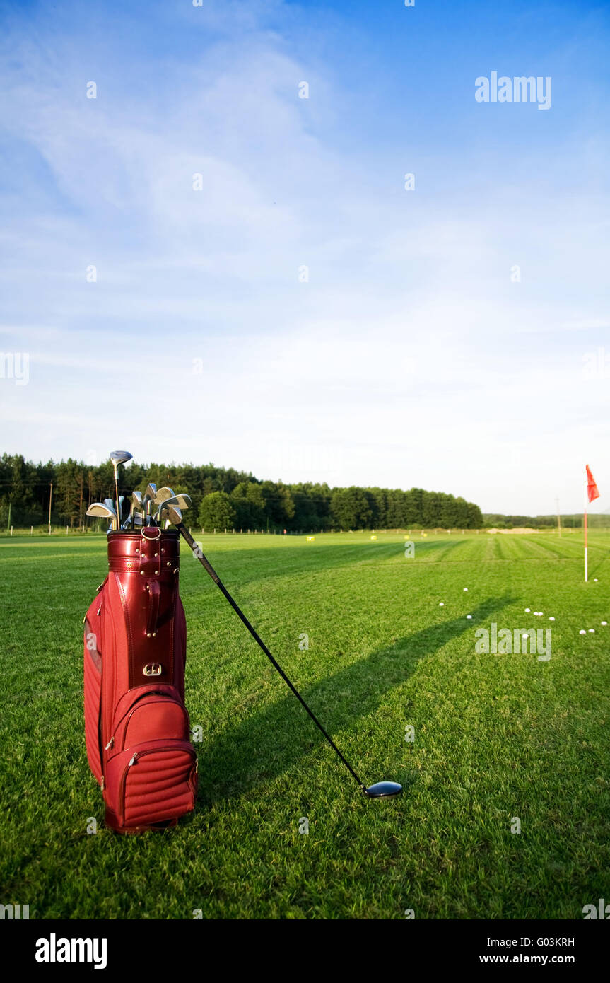 Matériel de golf sur le terrain de golf. Drapeau rouge à l'arrière-plan Banque D'Images