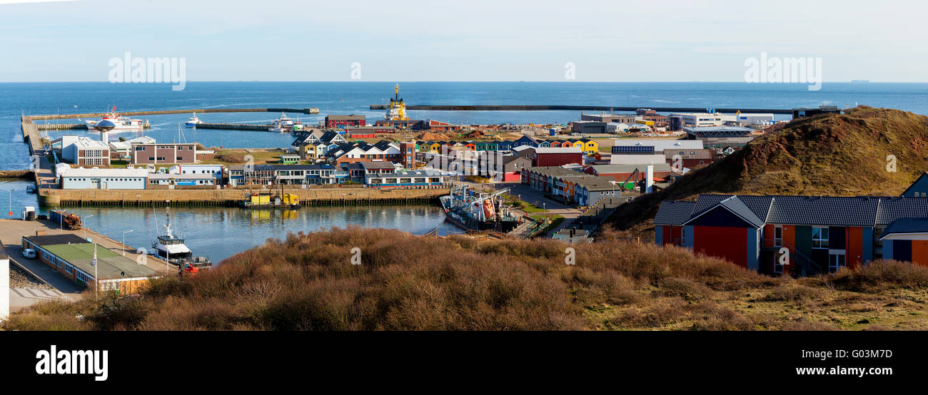 Crabe de couleur fisher de huches à Harbour Island Helgoland, Allemagne, maisons de style nordique avec voile et ciel bleu, vue panoramique à partir de Banque D'Images