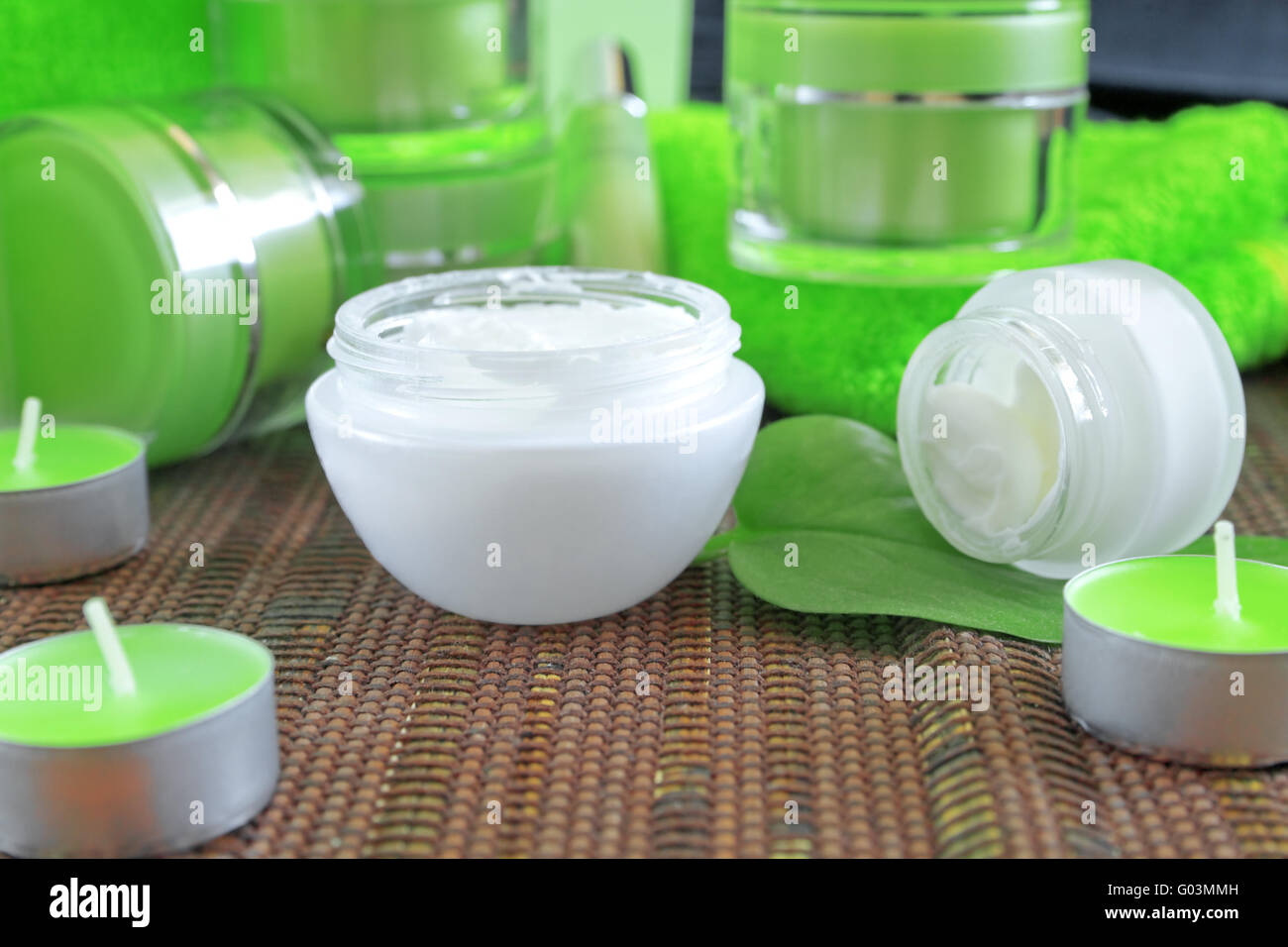 Crèmes pour les soins du corps en transparent et vert cont Banque D'Images