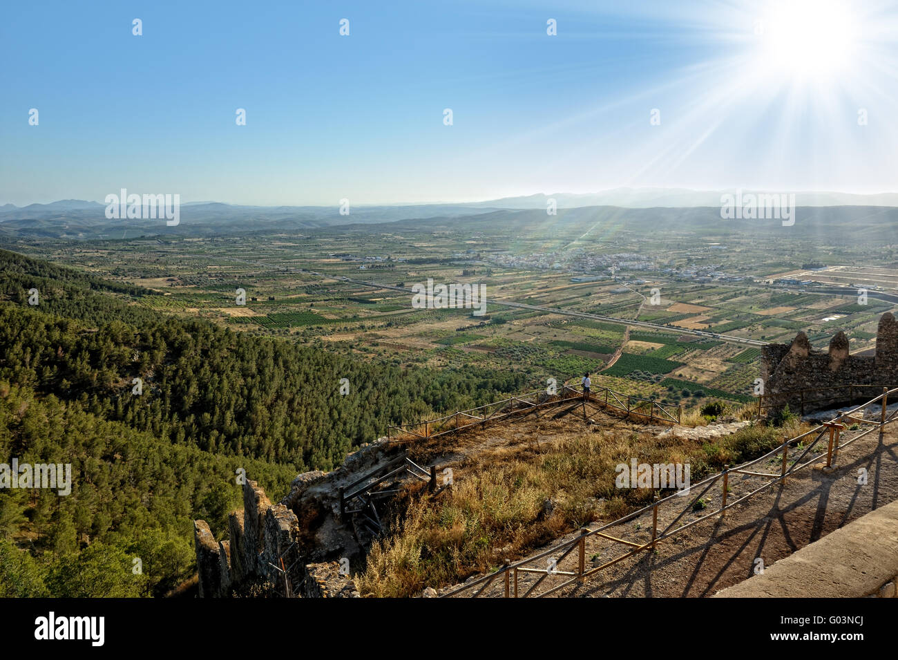 Vue de dessus de l'ancien château dans les montagnes. Alcala de Xivert en Espagne. Banque D'Images