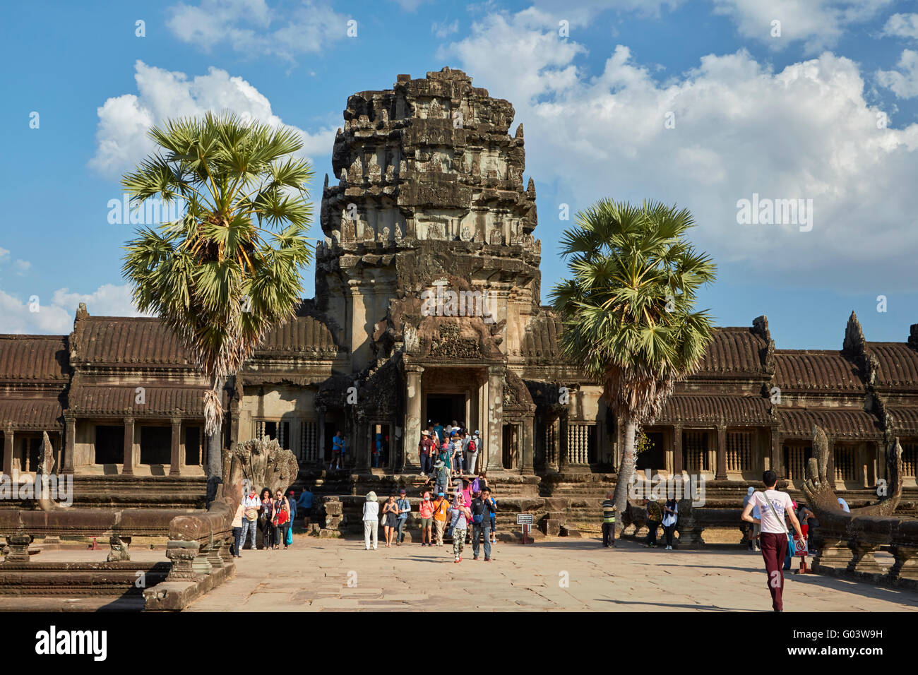 Les touristes sur l'ancienne chaussée de grès à Angkor Wat (12ème siècle), site du patrimoine mondial d'Angkor, Siem Reap, Cambodge Banque D'Images