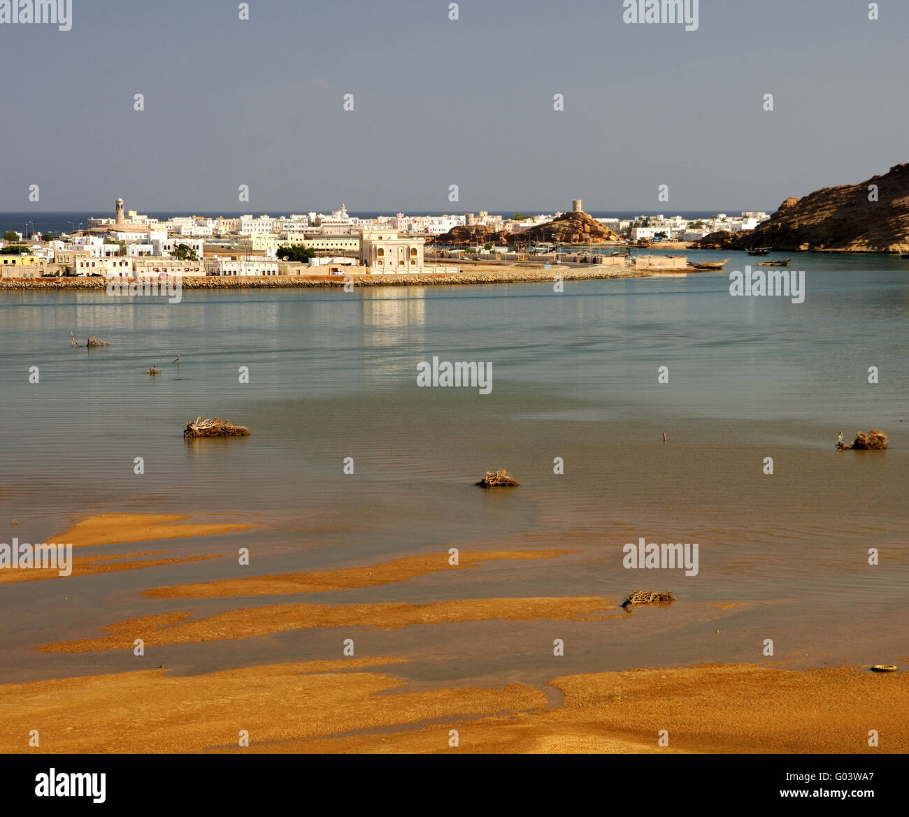 Voir à la ville portuaire sur le golfe d'Oman au Banque D'Images