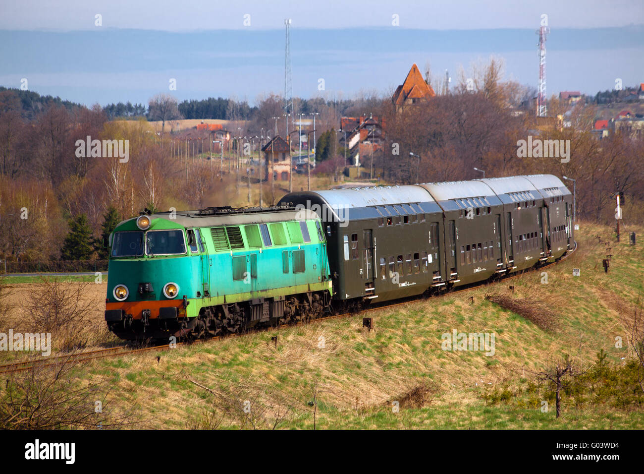 Train de voyageurs transportés par la locomotive diesel pa Banque D'Images