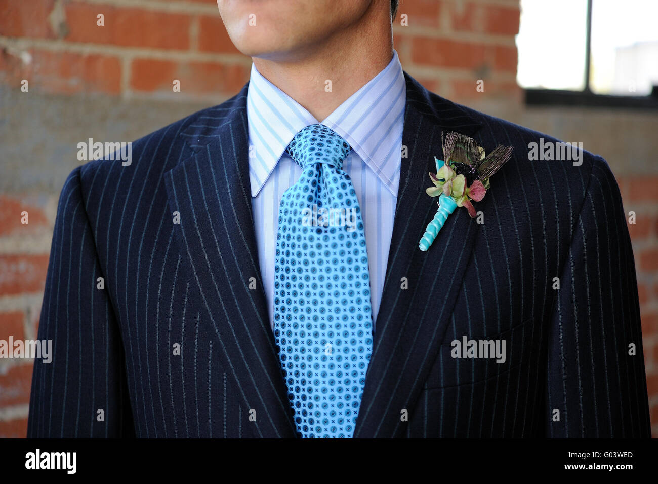 Broche bleu costume rayé avec cravate et boutonnière Photo Stock - Alamy