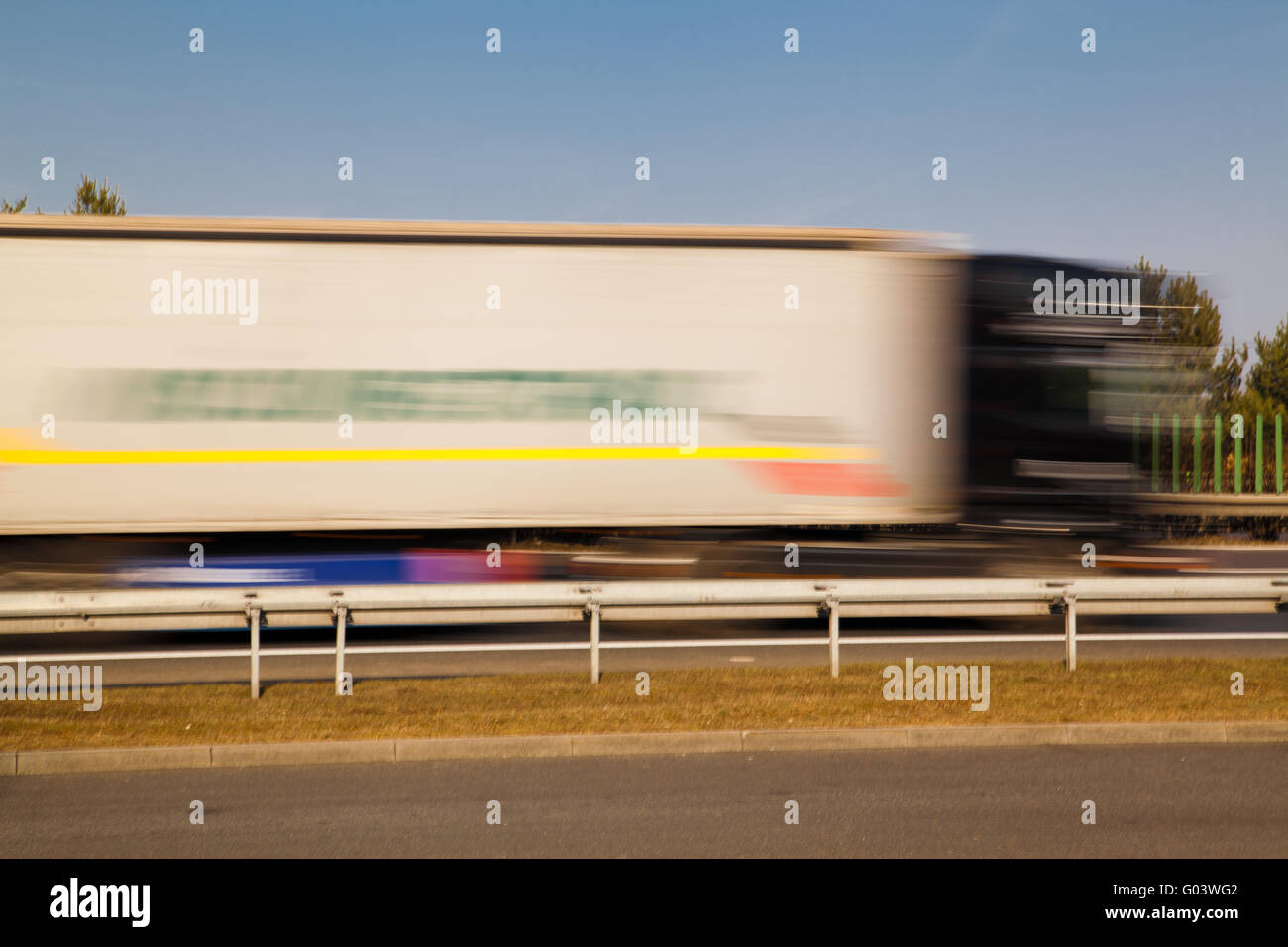 Gros camion passant l'autoroute avec le motion blur Banque D'Images