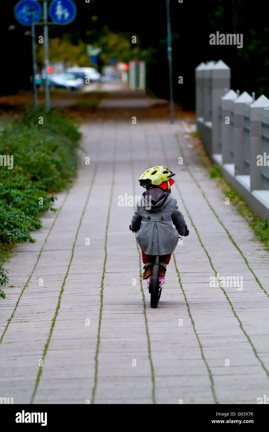 Enfant de trois ans avec vélo formation Banque D'Images