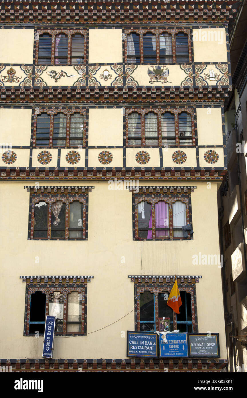Des fenêtres ornées dans un immeuble commercial, Thimphu Banque D'Images