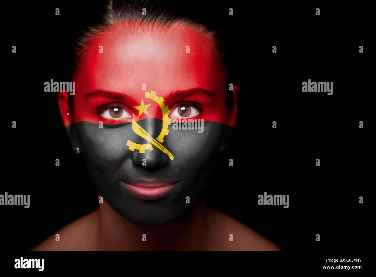 Portrait d'une femme avec le drapeau de l'Angola Banque D'Images