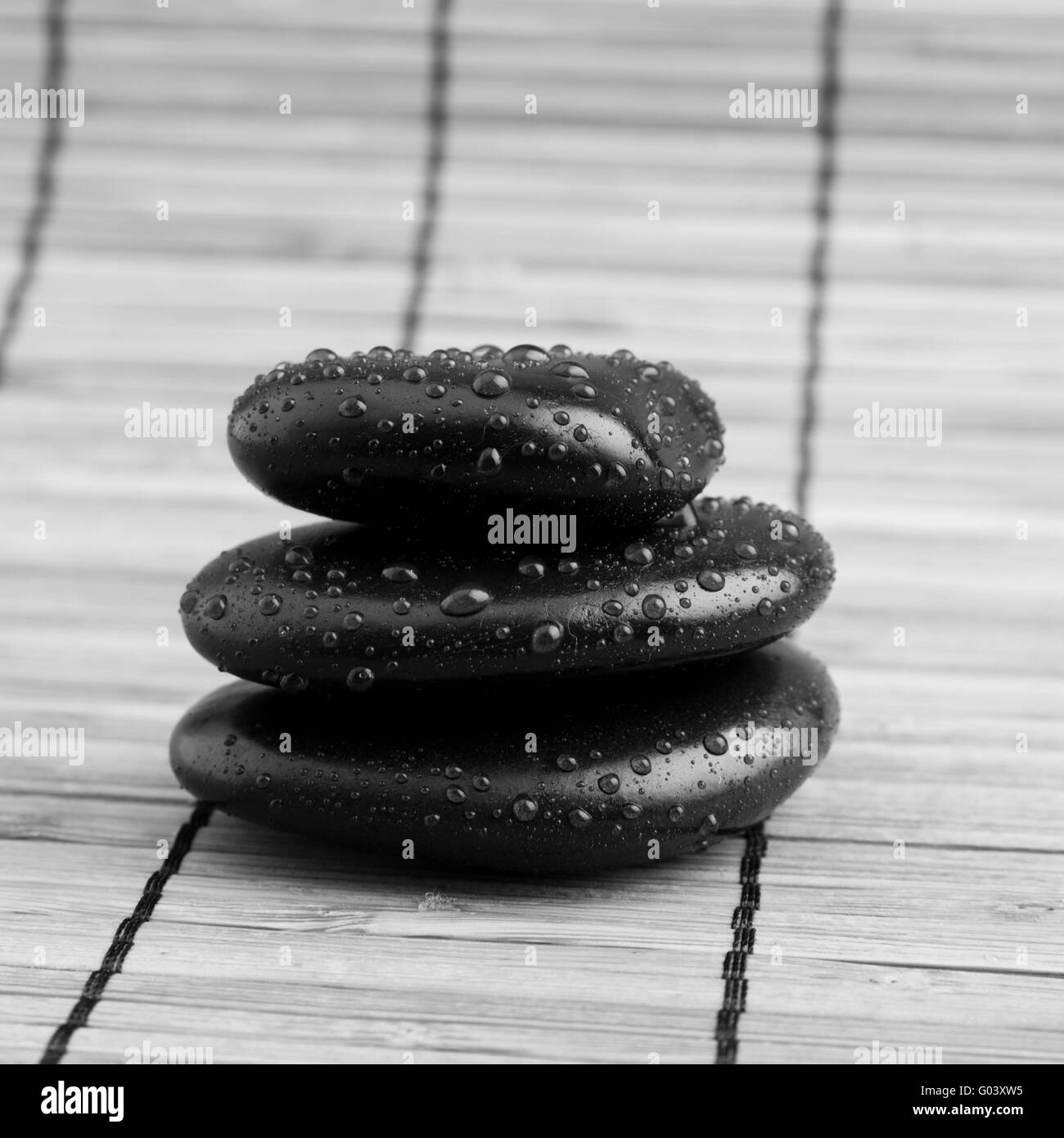 Spa zen stones pierres brillantes. avec de l'eau gouttes Banque D'Images