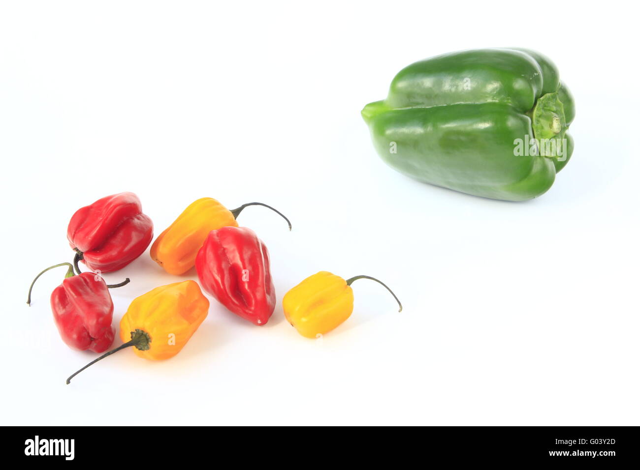 Lanterne Rouge et jaune et le poivron piment Banque D'Images