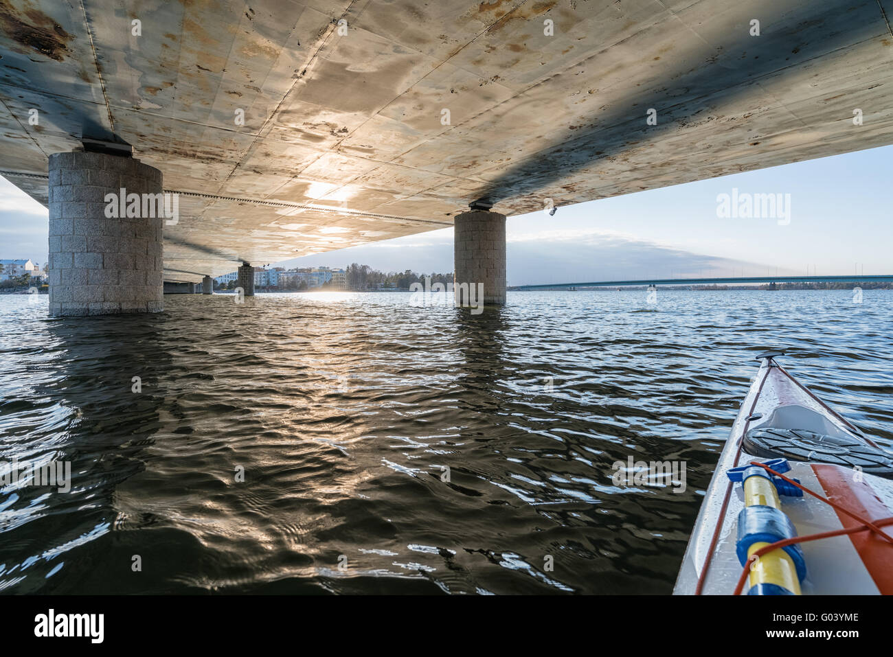 Kayak sous un pont, Helsinki, Finlande, Europe, UNION EUROPÉENNE Banque D'Images