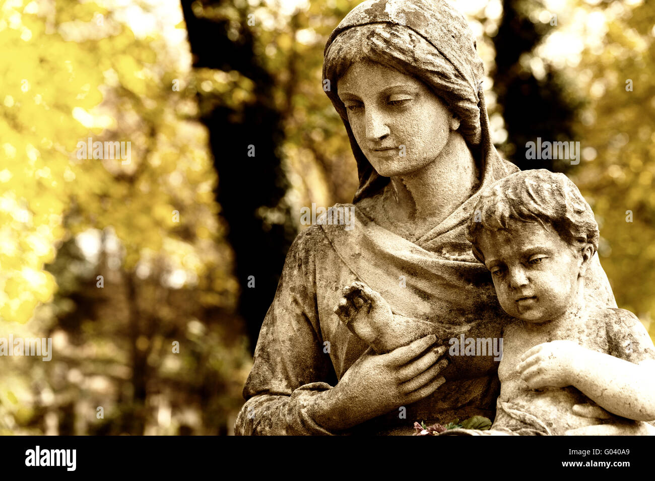 Monument de la femme avec l'enfant sur un cimetière Banque D'Images